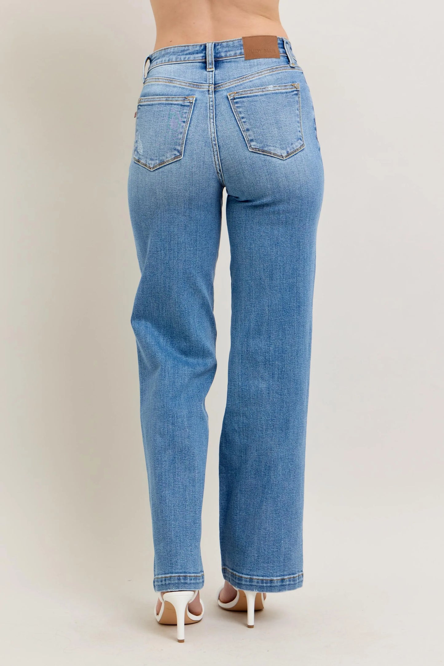 Judy Blue Plus Size High Waist Straight Leg Jeans in Medium Blue Wash