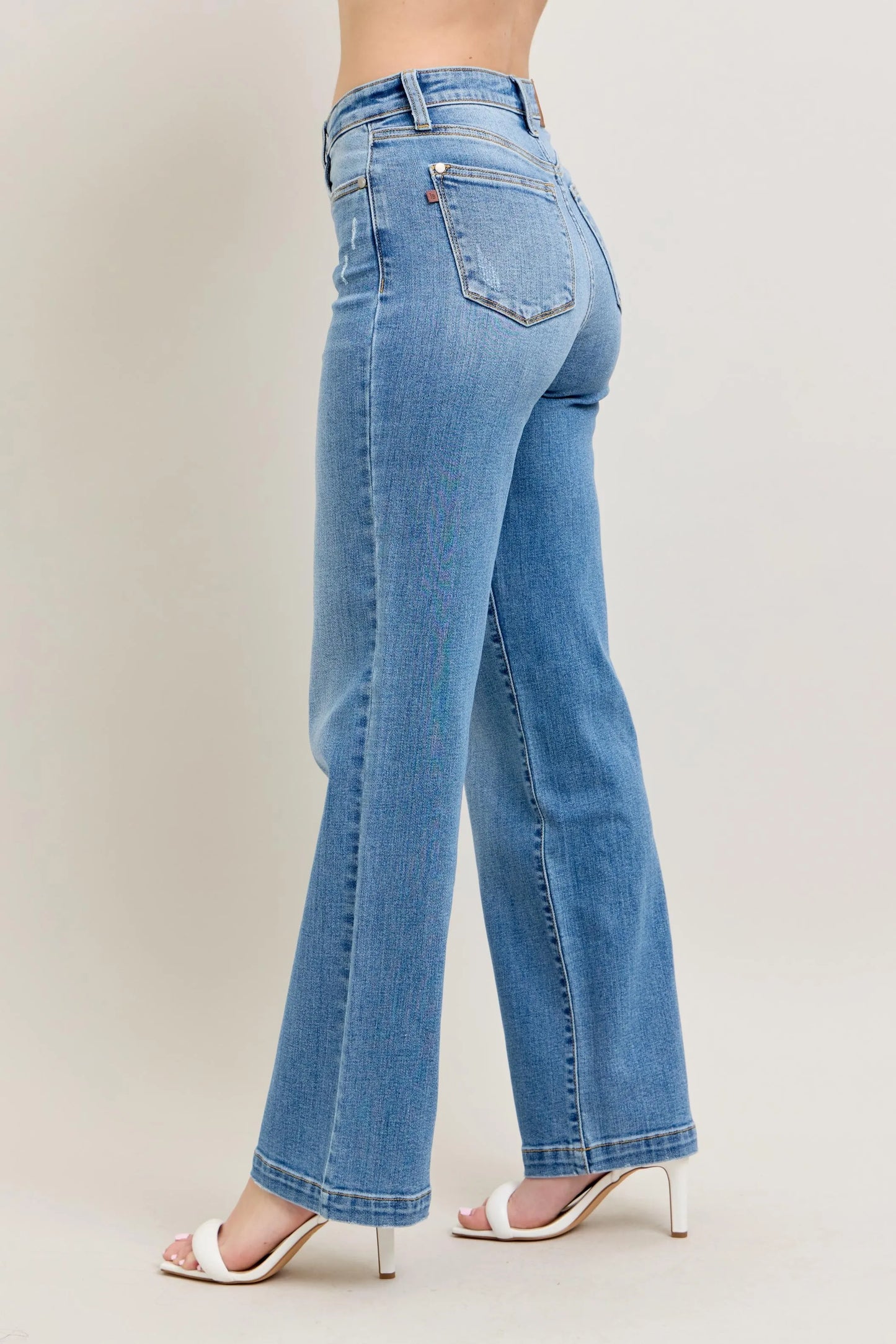 Judy Blue Plus Size High Waist Straight Leg Jeans in Medium Blue Wash