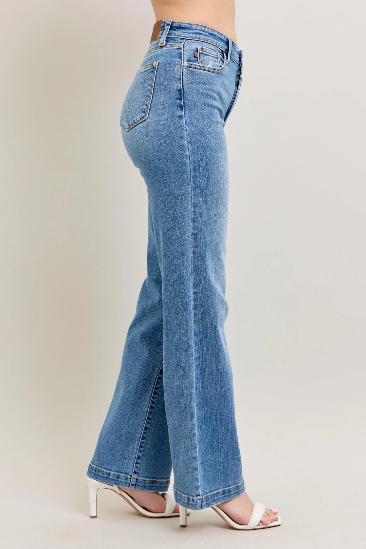 Judy Blue Plus Size High Waist Straight Leg Jeans in Medium Blue Wash